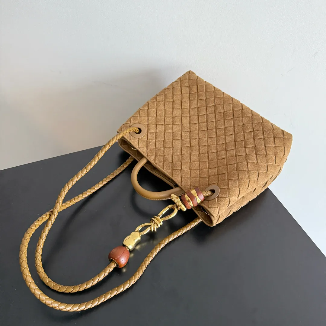 The new Andiamo batch of 3060 BV is shipped‼ ️The classic intercciato weaving process is used to create a soft bag, the metal knot is made of micro-cast aluminum using jewelry technology🪢, and the decorative beads are made of metal and hand-polished oak, allowing you to jump repeatedly between elegance and fun💃, making it unpredictable. Classic and versatile, it shows off your temperament, and the bag has a large capacity, making it very convenient for daily commuting! It has a variety of carrying methods, the shoulder straps can be adjusted by yourself, the original lambskin feels soft and delicate, and the unisex style breaks gender boundaries and brings a more practical and long-lasting use experience. The Andiamo, which has both elegant and casual styles, perfectly interprets the "fashionable old money style". Style number: 743568+wood hardware Color: suede mustard green Size: 25*22*10.5cm